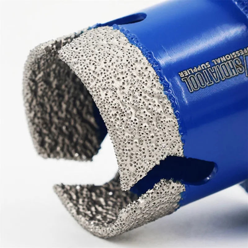 Detalj vacuum brazed dijamantskog sloja na dijamantskoj kruni 45–65mm M14 – agresivan zahvat i dug vek trajanja