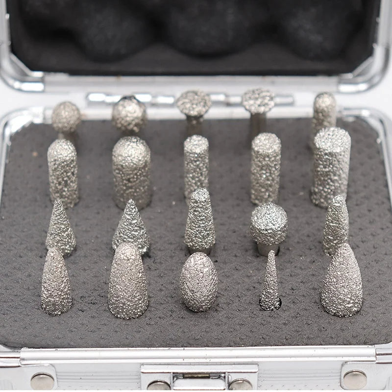 Krupni plan dijamantskih nastavaka za grubo brušenje u peni aluminijumske kutije