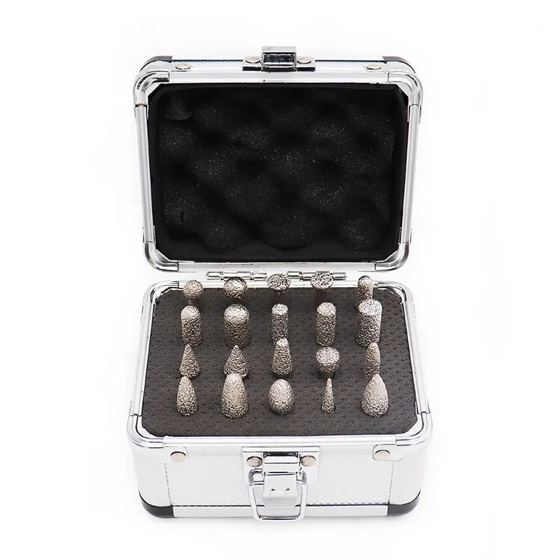 Otvorena aluminijumska kutija sa 20 dijamantskih nastavaka različitih oblika za brušenje kamena i betona