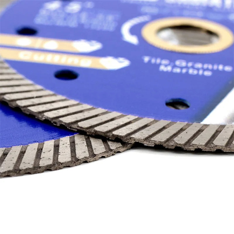 Detalj ultra tankog turbo segmenta dijamantske ploče 115mm sa finim zupcima za glatko i precizno sečenje