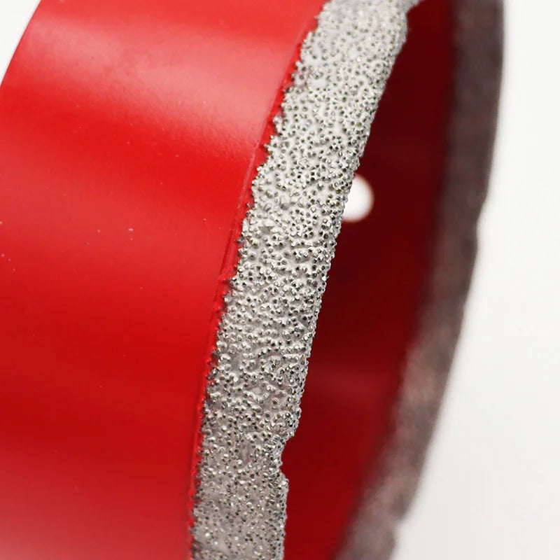 Detaljan prikaz dijamantske obloge krune 140 mm – grubi elektroplatinirani dijamantski segmenti na crvenom telu krune