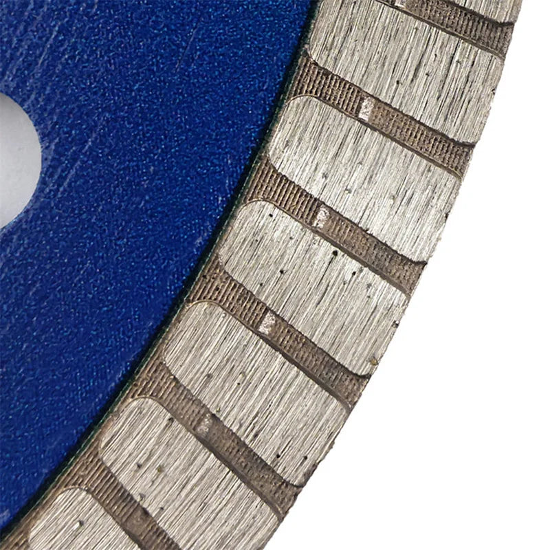 Makro prikaz turbo segmenta na dijamantskoj ploči 115mm x 1.2mm – visina dijamanta za precizno sečenje