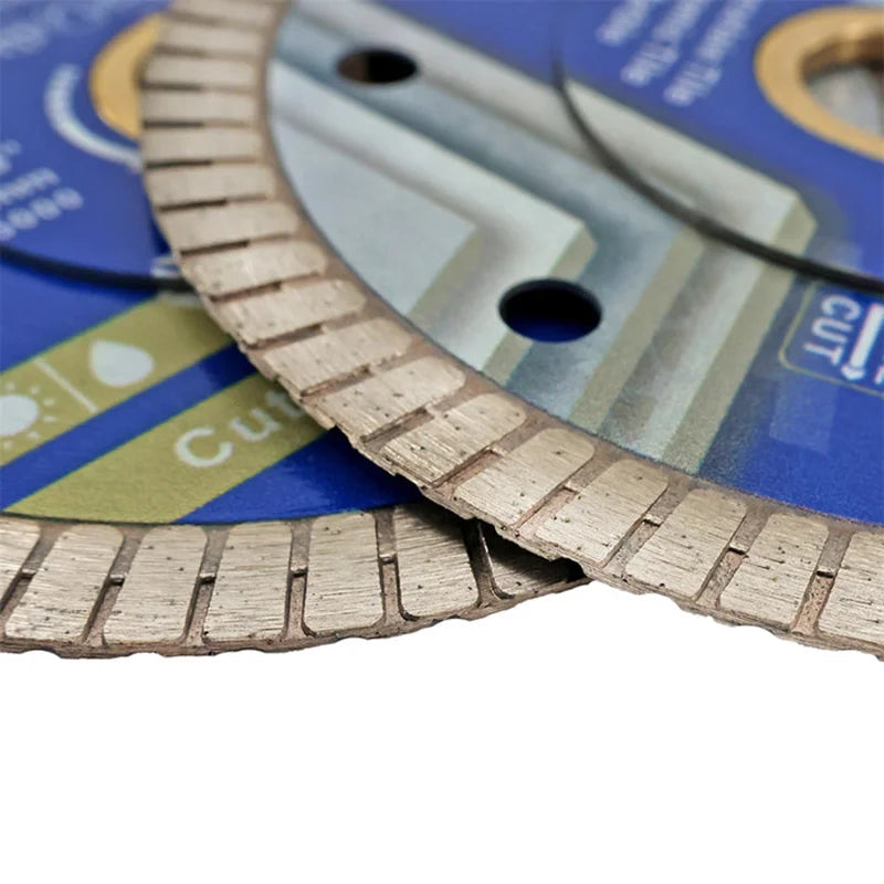 Detalj turbo segmenta na dijamantskoj ultra tankoj ploči 125mm x 1.2mm za precizno sečenje