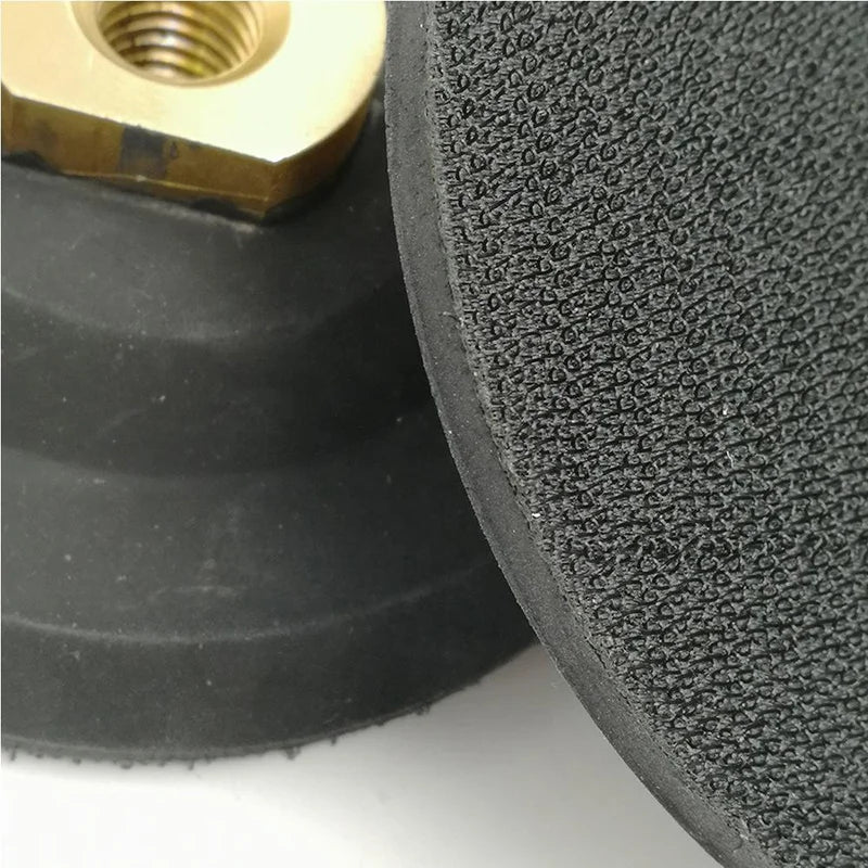 Detalj čičak površine i mesinganog M14 navoja gumenog nosača Ø100 mm A63904M14