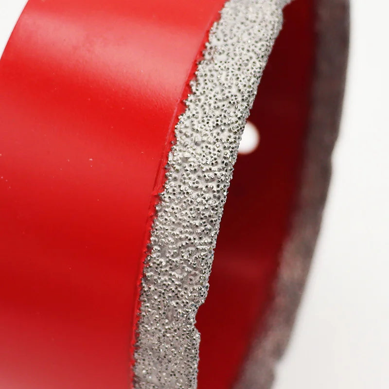 Detaljan prikaz dijamantske obloge krune 115 mm – elektroplatinirani dijamantski segmenti na crvenom telu krune SHDIATOOL