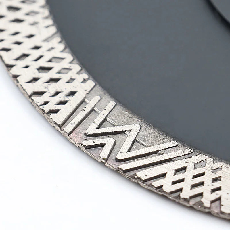 Detalj mrežastog turbo oboda dijamantske ploče 115mm A393451022R sa tankim sečivom 1,2mm