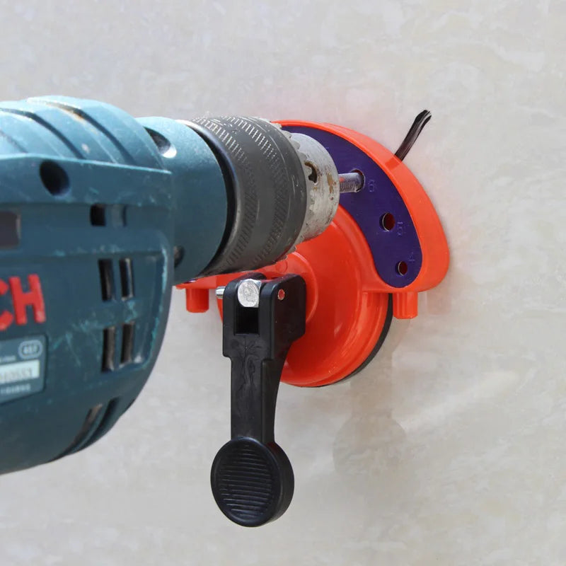 Vakum pozicioner A8500101 pričvršćen na zidnu pločicu dok dijamantska kruna buši rupu bez klizanja