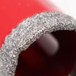 Dijamantska kruna 32mm sa M14 navojem za precizno bušenje keramike, mermera i granita. Pogodna za profesionalne brusilice.